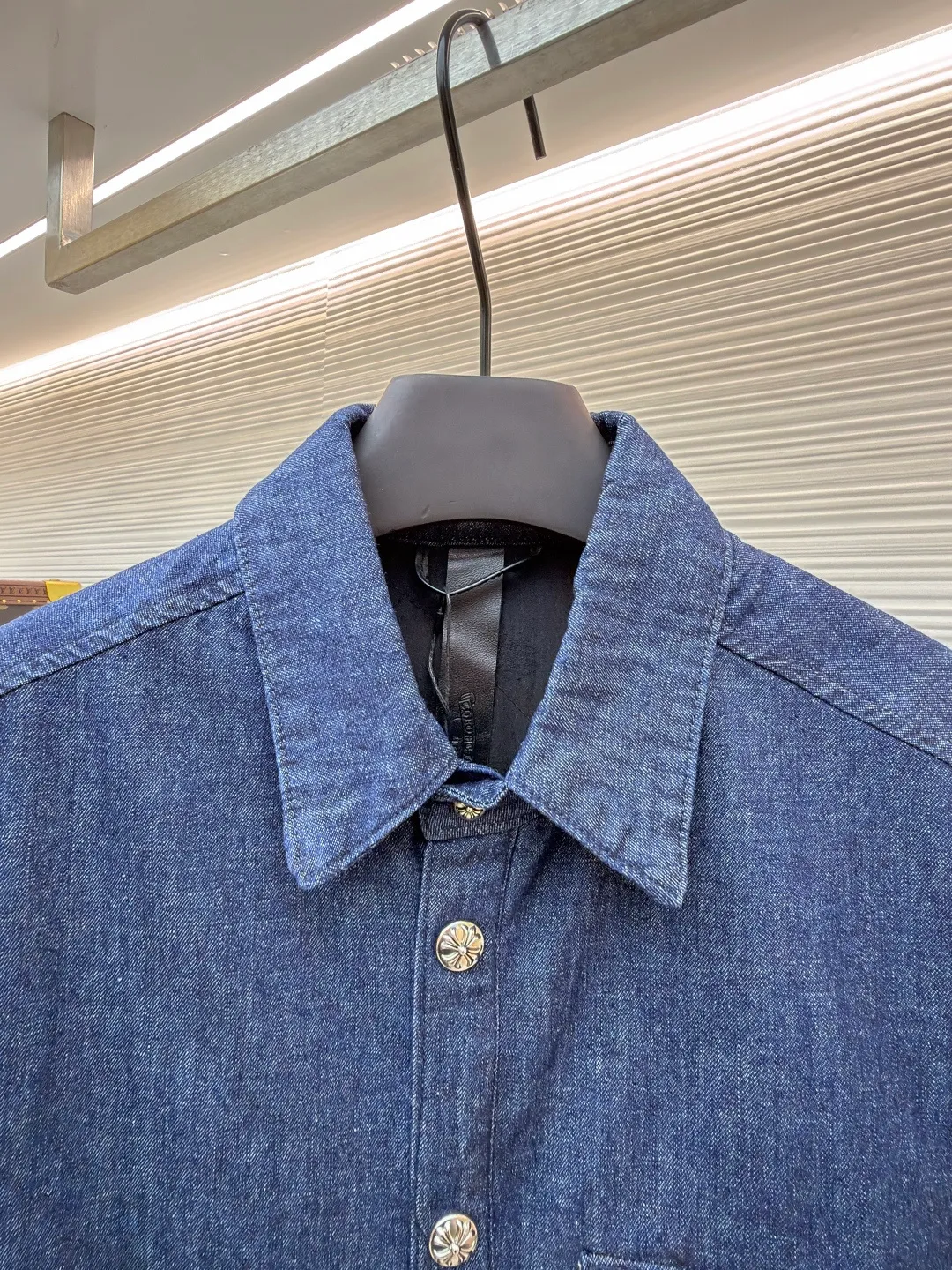 Chrome Hearts Denim Shirt Cotton Clothes ●Item No.: 1682230-C00 ●Fabric: Pure cotton twill denim fabric ●Technology: Glue printing ●Color: Blue ●Version: Fitted version ●Weight: about 930 grams ●Size: S-M-L ●Description: The original domestic stock was purchased for 3.4W. The development cost is extremely high, and the fabric is made of high-density pure cotton twill denim material imported from Italy. According to the original color matching and washing water test, the jacquard lining is tested N times and the minimum order is one thousand meters. The loss is huge. The quilting is made of Xinjiang cotton, which is thick and warm. The printing is based on the original version using hand-made glue printing, and the accessories collar label is made of imported lambskin. The overall wiring is straight and delicate, the fabric is comfortable and soft, and the color is consistent without color difference. It can be matched with the same style to create a fashionable look and control various occasions. Customized accessories, complete with three standards, same style for men and women!